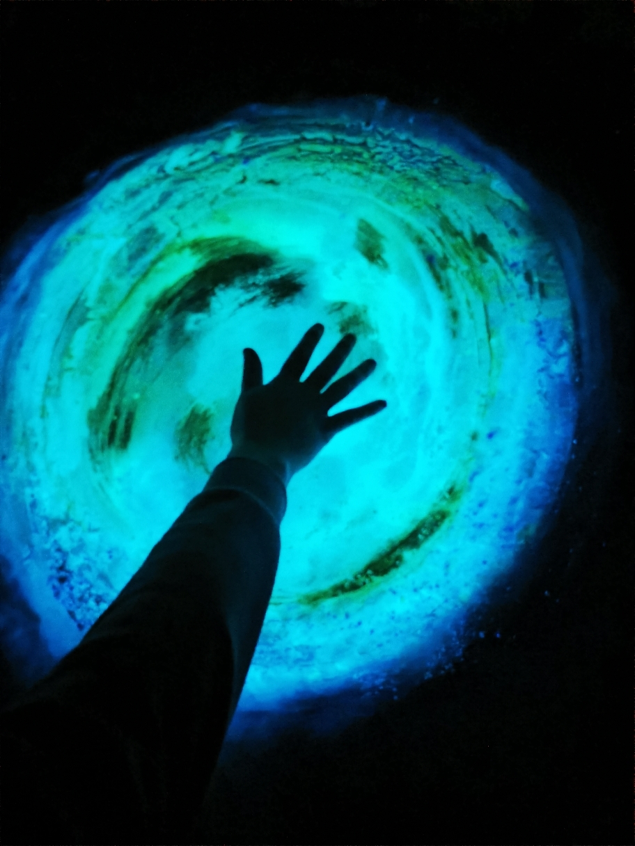 Meine Hand auf dem erstem experimentell erstellten leuchtenden Bild 2019 