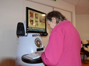 Une borne numérique musicale conçue pour les personnes âgées