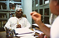 Mit der Yoga-Legende BKS Iyengar in Pune/Indien 2002 (Foto Roland Schmid)