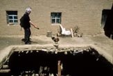 Tonaufnahmen auf einem Bauerngut in Tibet (Foto Roland Schmid)