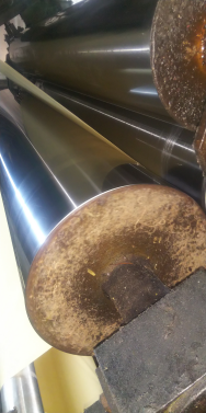 粘着剤をはく離紙に転写するロールコーター