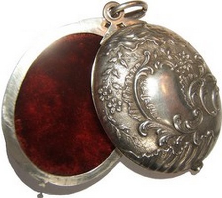 Pendentif à secret en argent 30 €