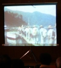災害後、船に乗って樹海に開拓しに行く村人たちの映像。