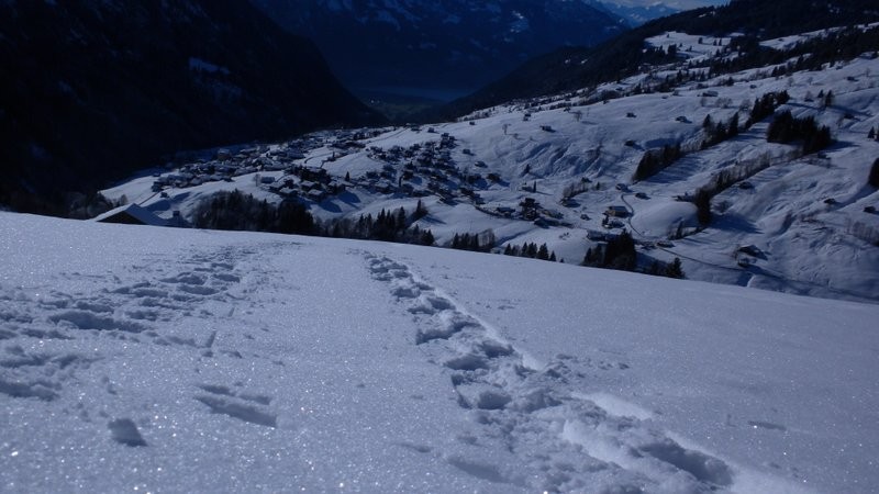 unsere Spuren im Aufstieg Richtung Bolberg....weit unten ist Habkern