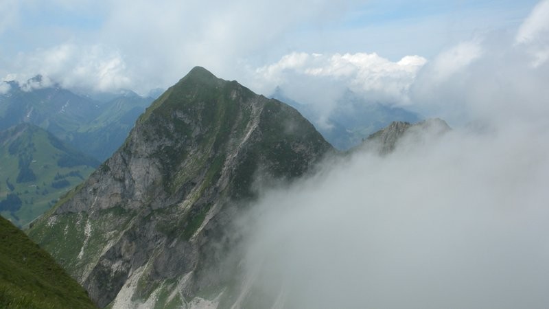 der Maischüpfenspitz "glüsslet" hervor