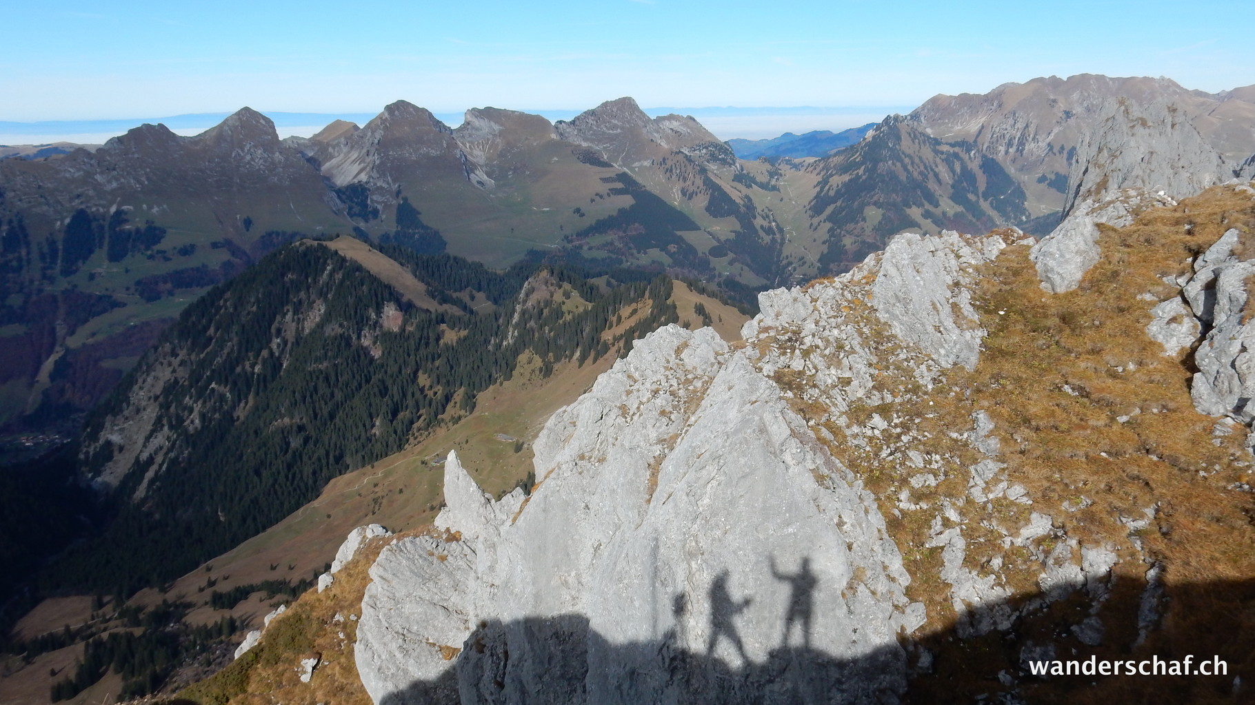 Schattenspiele mit den Schwarzseekette im Hintergrund