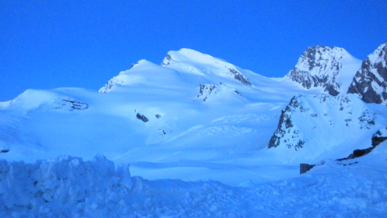 schönstes Wetter am nächsten Morgen.....Blick zum Strahlhorn