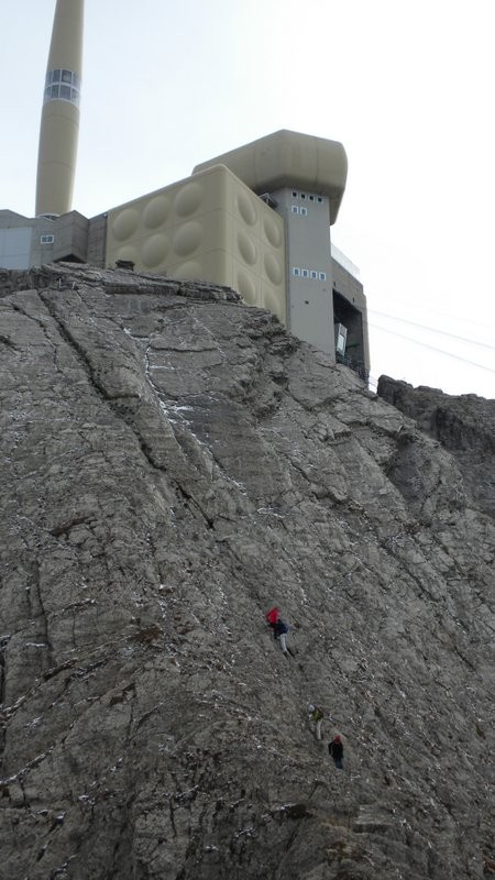 steil geht's über die "Klettersteigtreppe" hinauf zur Station