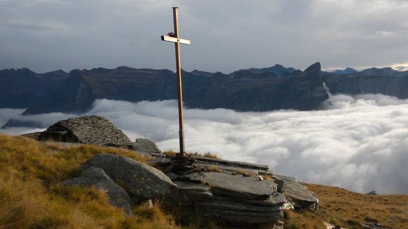 doch schon bei der Alp Scimarmoto begrüsst uns die Sonne