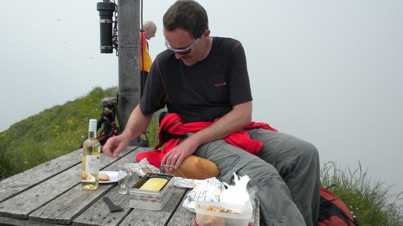 der Raclette-Koch am Werk.....mhhhhhhh, das schmöckt fein ;o)