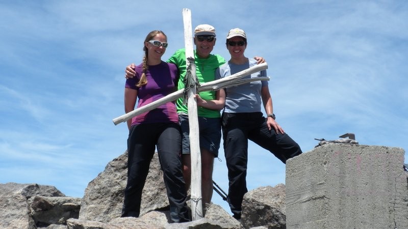 ein dürftiges Kreuz schmückt den höchsten Berg Korsikas