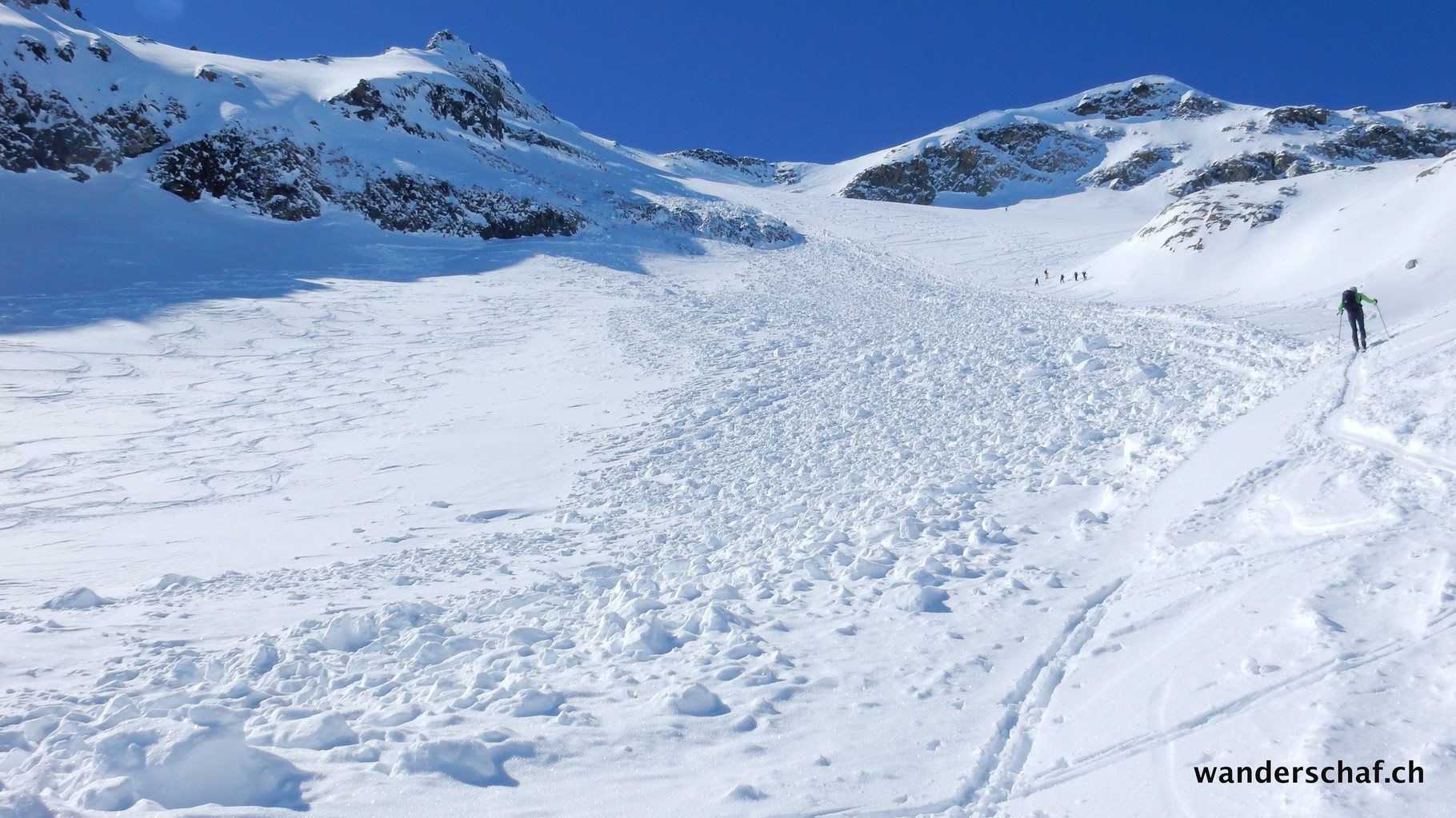 im Gipfelhang bestaunen wir das riesige Schneebrett, welches sich offensichtlich vor ein paar Tagen gelöst haben muss