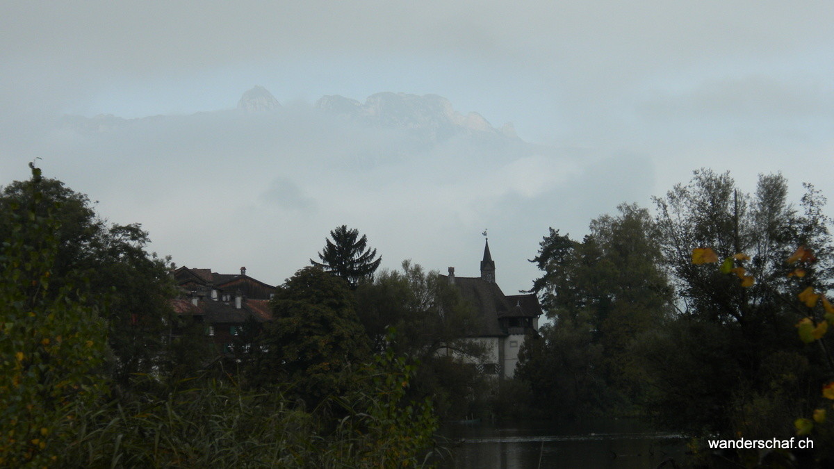 das Städtchen Werdenberg; im Hintergrund die Konturen vom Alpstein