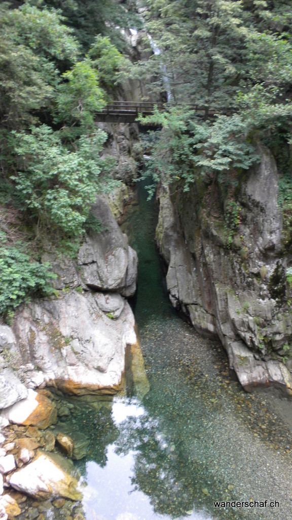 das schöne Badebecken (auf der Buchhülle) lassen wir uns nicht entgehen