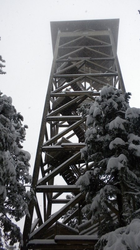 der winterliche Chuderhüsiturm lädt heute nicht für Aussichten ein