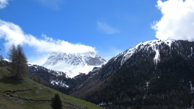 le Touno und rechts das Hotel Weisshorn