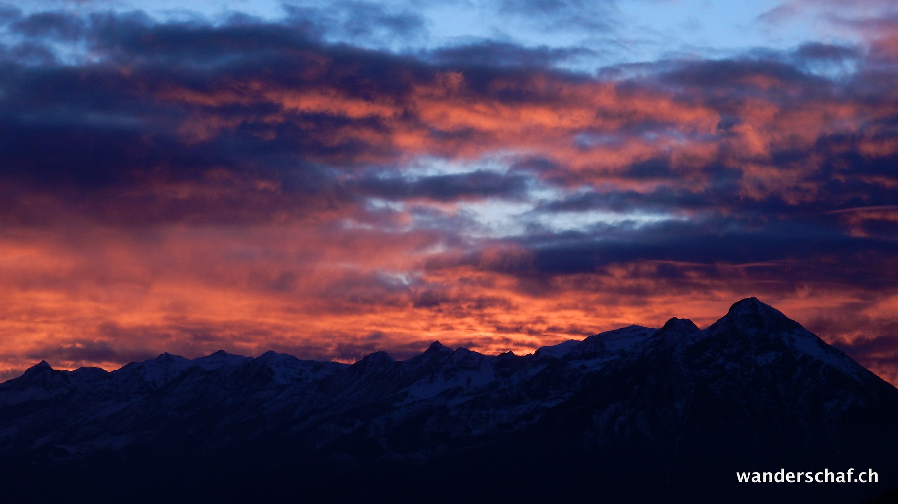 wunderbarer Sonnenuntergang Richtung Niesen