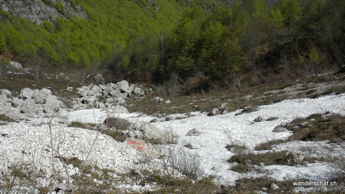 die Kalkfelsen sind fast so weiss wie die Schneeresten