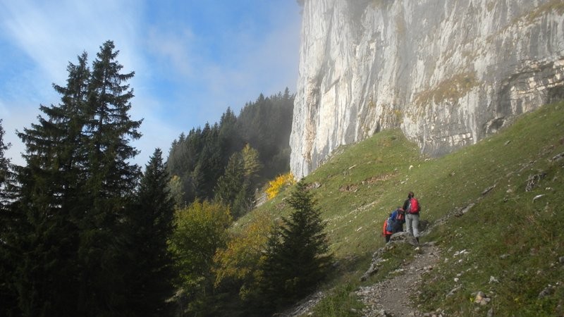 der Bergweg führt uns entlang der Zislerwände