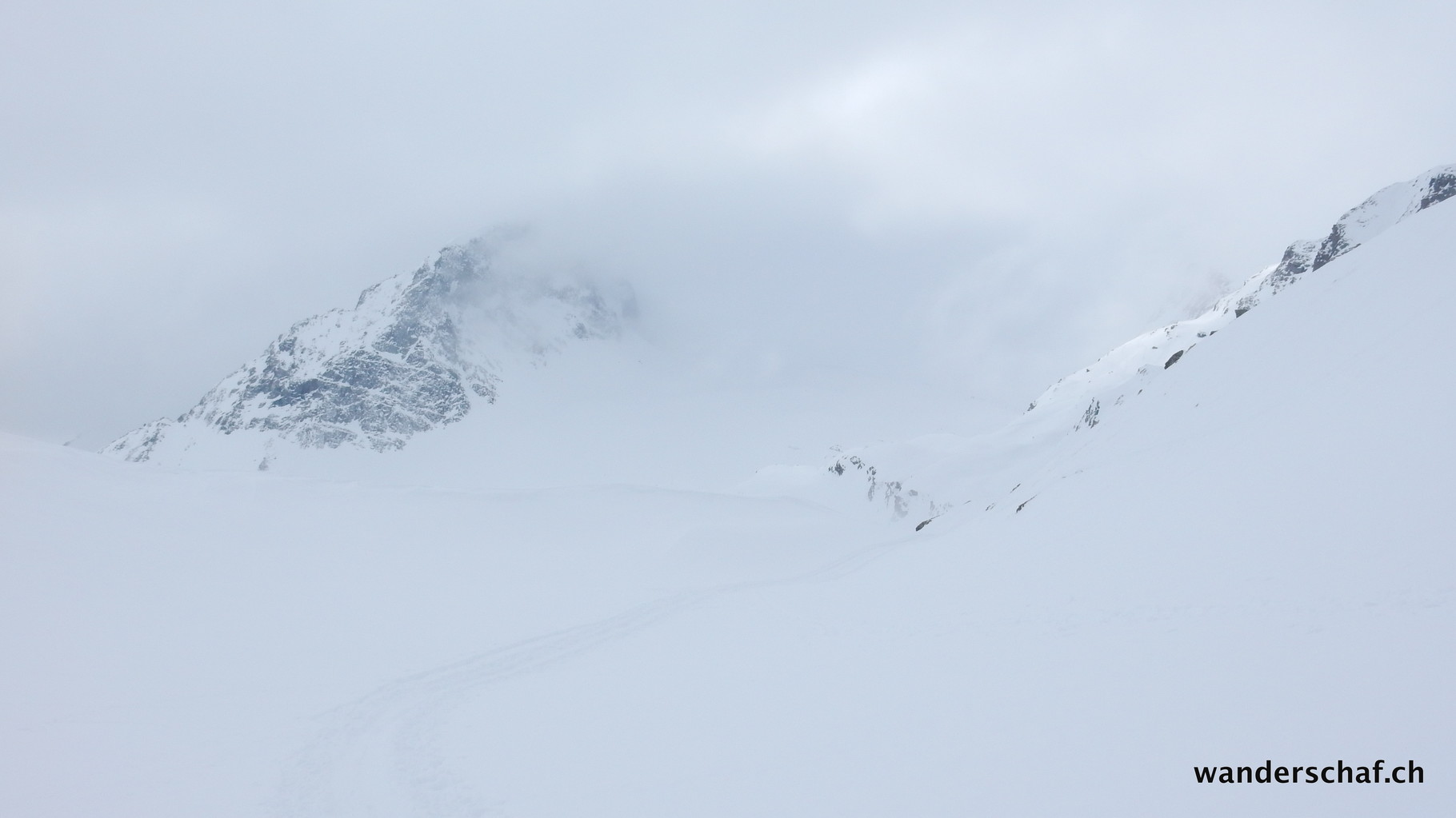 endlich lichtet sich der Nebel etwas und wir können einen Blick Richtung Forcellina Pass erhaschen