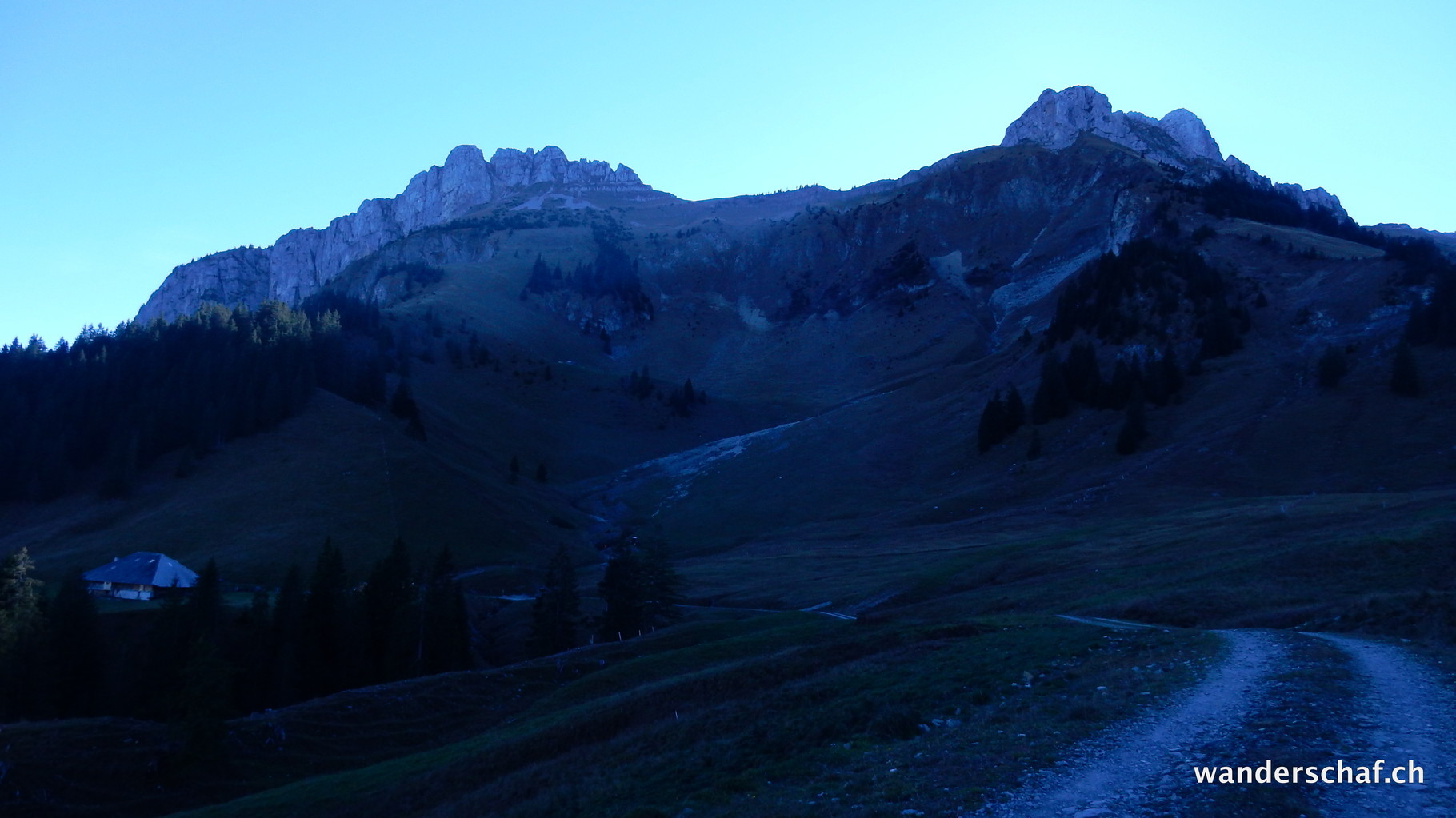 schattiger Aufstieg ab dem Hilferepass