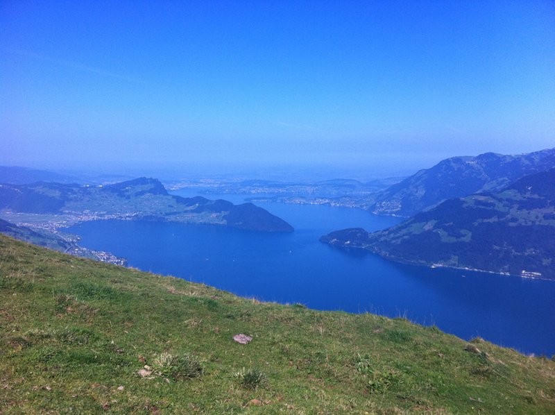 Blick von der Station Niederbauen auf den Vierwaldstättersee hinunter