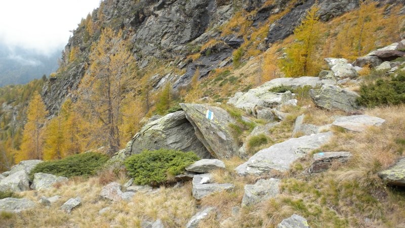 unterhalb der Felswände vom Sasso di Larec geht's weiter