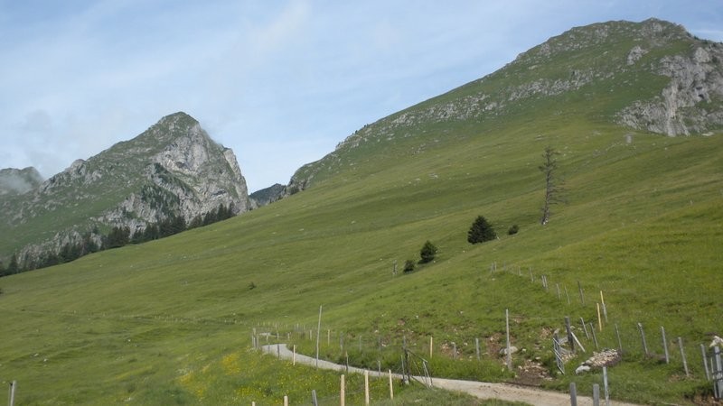 Im Aufstieg (links Maischüpfenspitz, rechts der Schopfenspitz