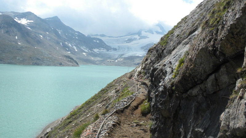 die freiwilligen Helfer der OMG verlegen von Hand eine neue Stromleitung. Die Organisazzione Mato Grosso ist eineHilfsorganisation, welche in Südamerika, vor allem in Peru armen Menschen hilft und hier die Rifugios Claudio & Bruno und 3A aufgebaut hat.