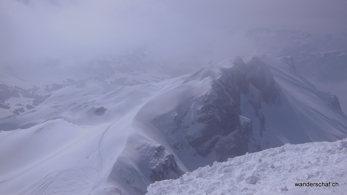 der Nebel hüllt den Gipfel vom Hengst ein