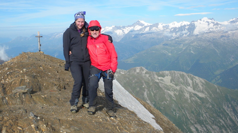 auf dem Blinnenhorn; dank dem zügigen Wind reissen die Wolken glücklicherweise immer wieder auf