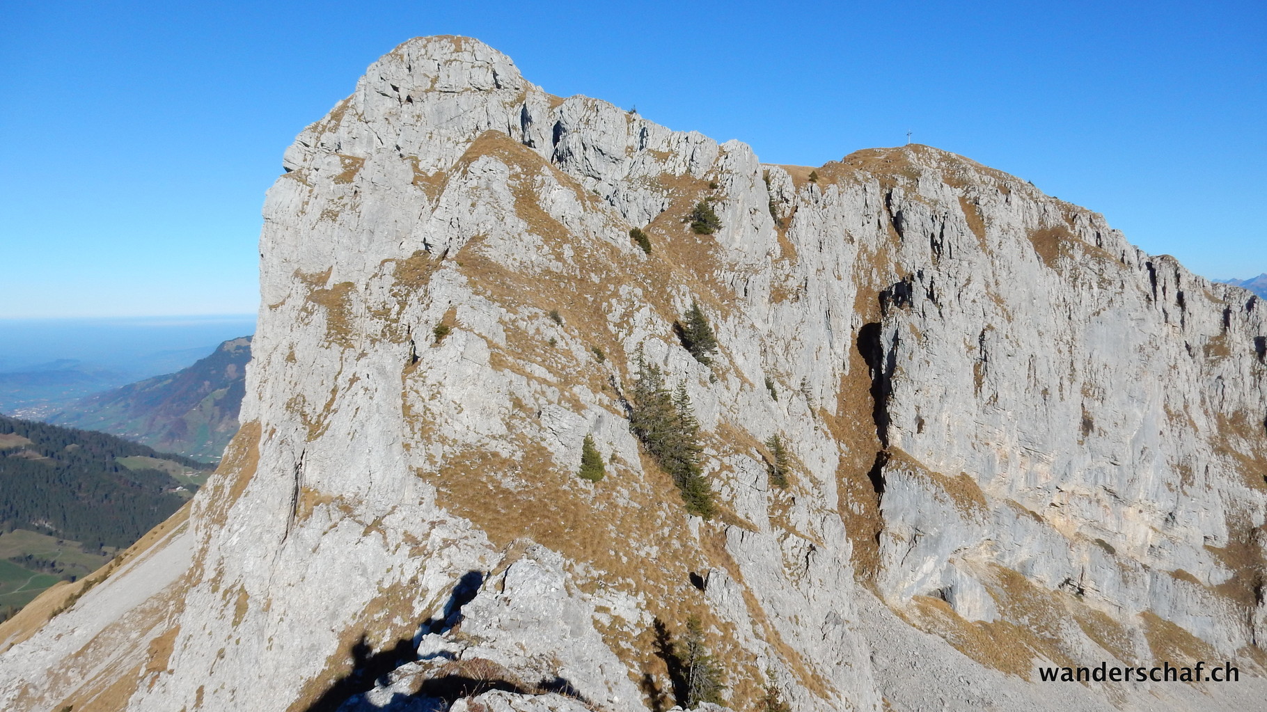 Blick zurück.....trockene Bedingungen sind für diesen ausgesetzten Abschnitt unbedingt nötig. Bei der kurzen Kletterpassage ist eine Kette montiert