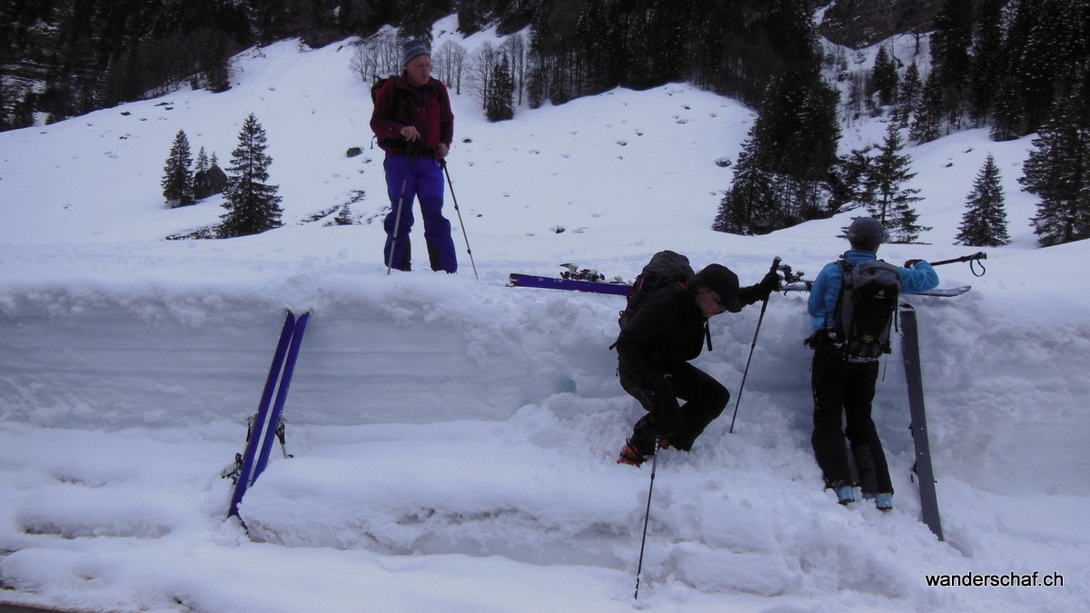 unglaublich die Schneemauern, welche hier immer noch vorhanden sind