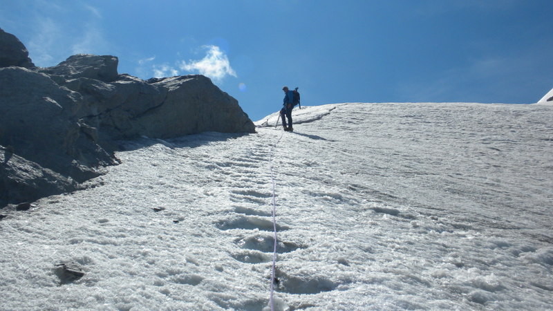 wir sichern uns mit Eisschrauben die steile, blanke Firnflanke hinunter