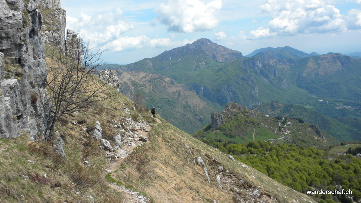 im Hintergrund der Monte Resegone....da wussten wir noch nicht, dass wir morgen dort oben stehen werden ;o)