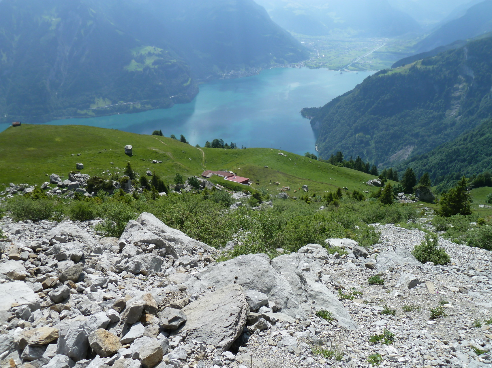 Tiefblick zur Alp Lauweli