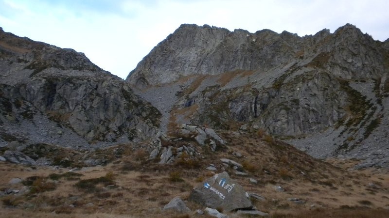 der Abzweiger, für uns heisst's rechts in die Bochetta del Sasso Bello hinauf