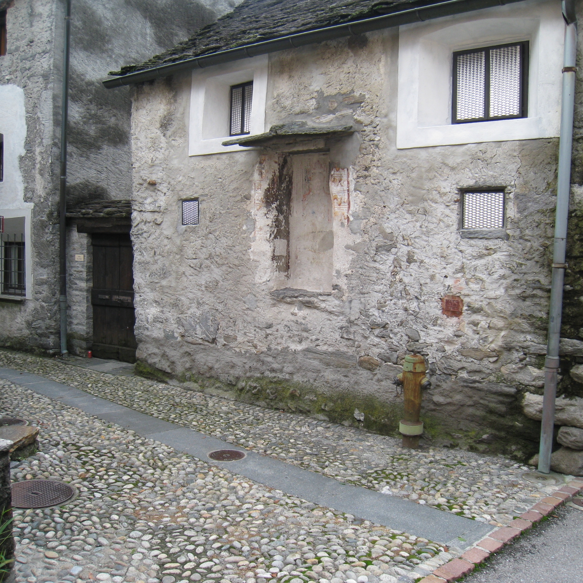 am Haus mit dem Wandbild vorbei