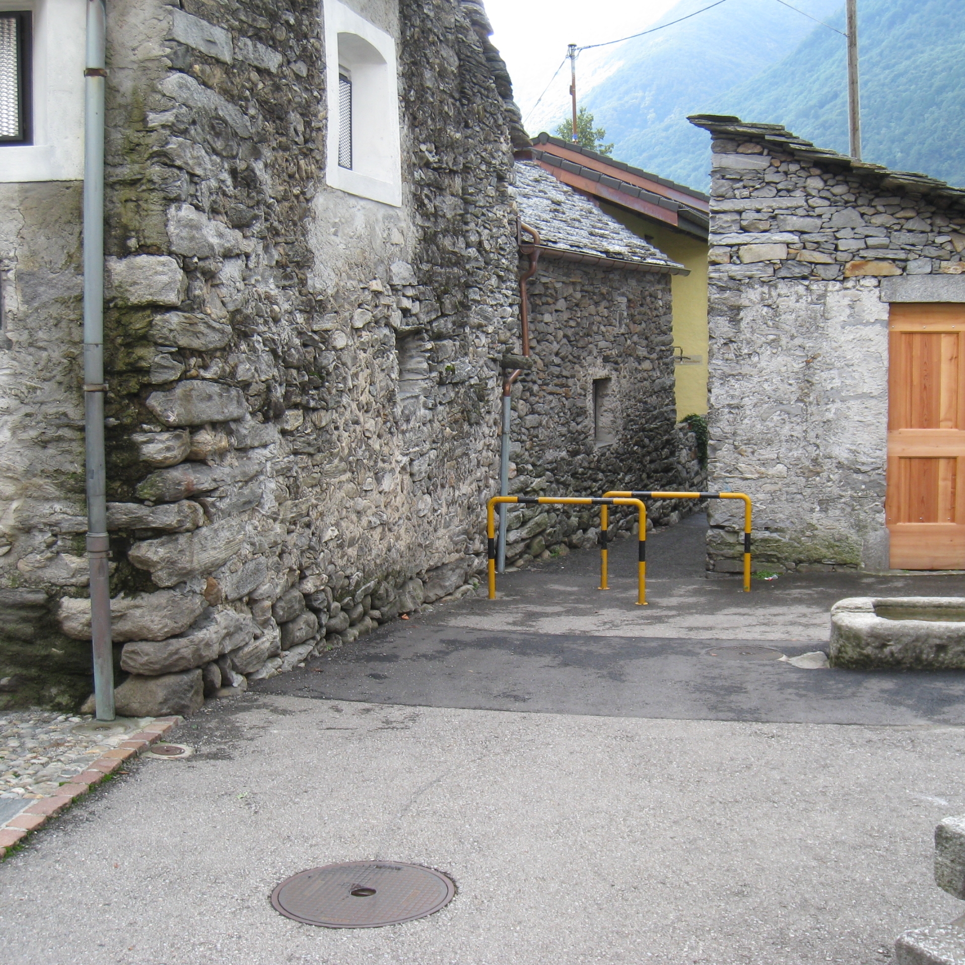 nach links in die Gasse (a Pòrta Stòcch) wenden