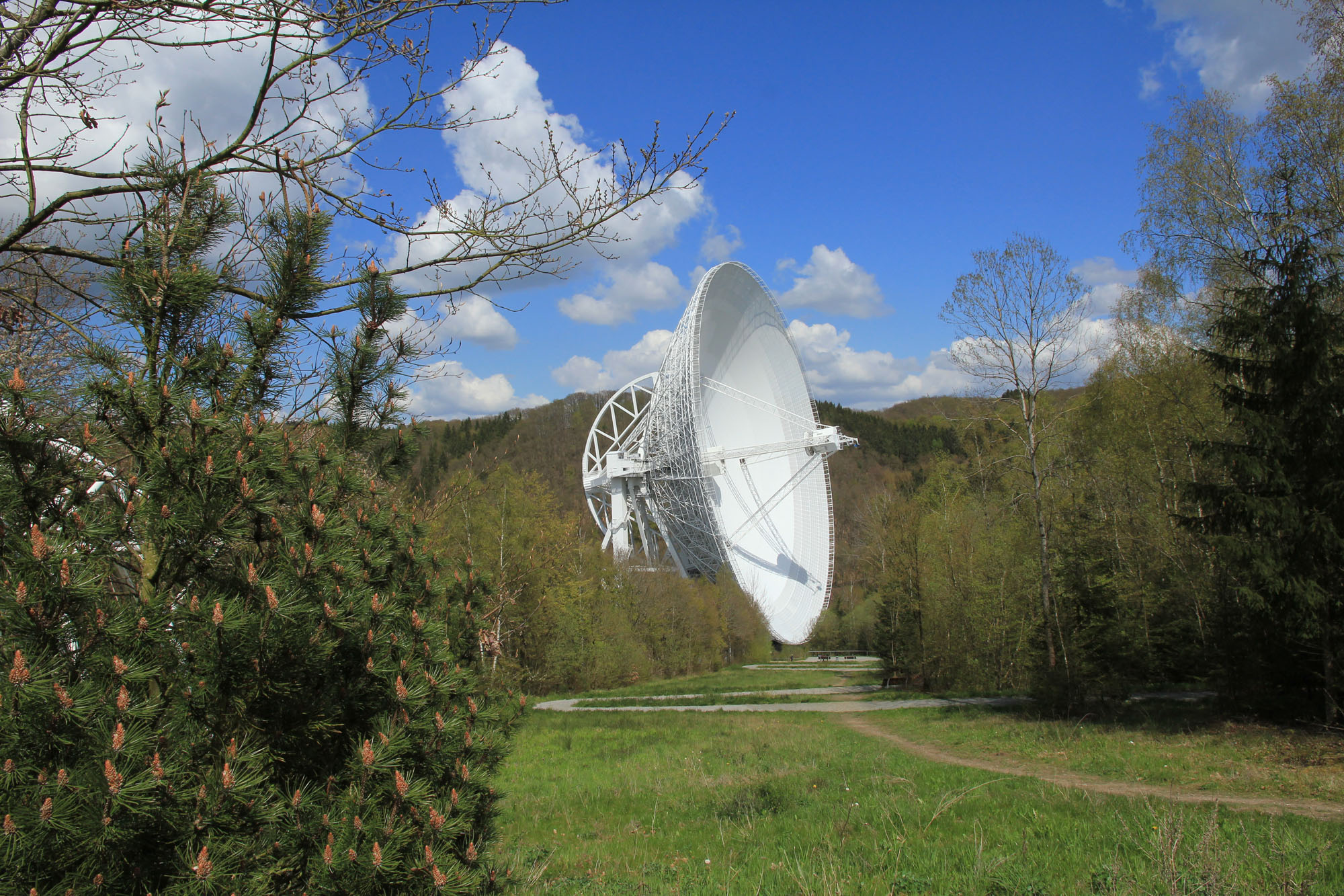 Ein ca. 200 m langer Zickzackweg führt bis zum Aussichtsplateau unmittelbar vor das Radiotelekop | Foto © Norbert Junkes | MPIfR