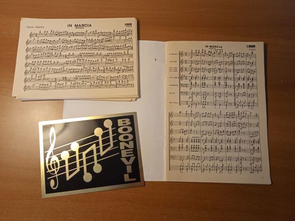 in marcia (Viaris) parti e partitura ed scomegna (spartito per banda)