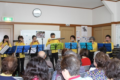 全員合奏で「横須賀市歌」他数曲を演奏