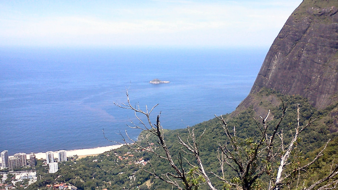 Ilha do Meio (pertence às Ilhas Tijucas)