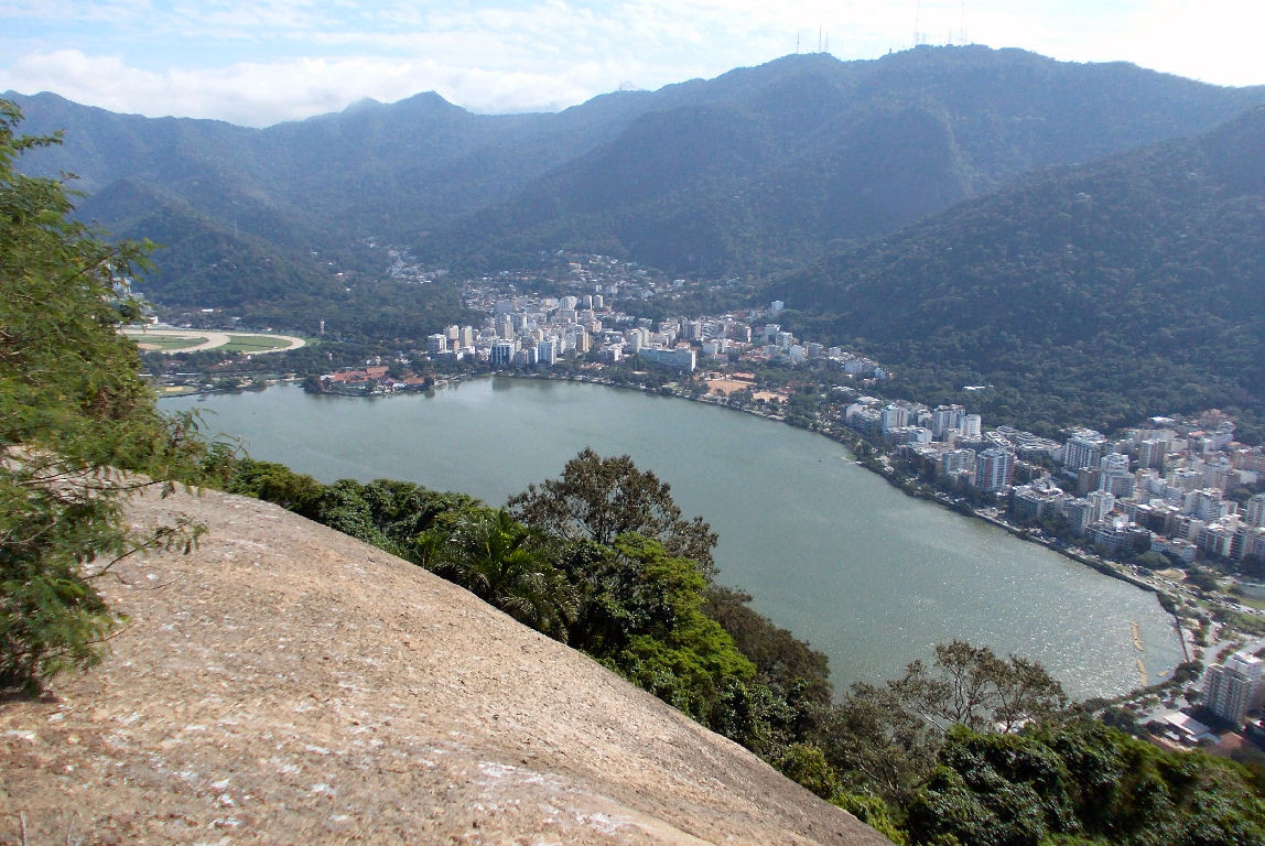 O primeiro prêmio é um mirante natural oferecid pela pedra exposta.