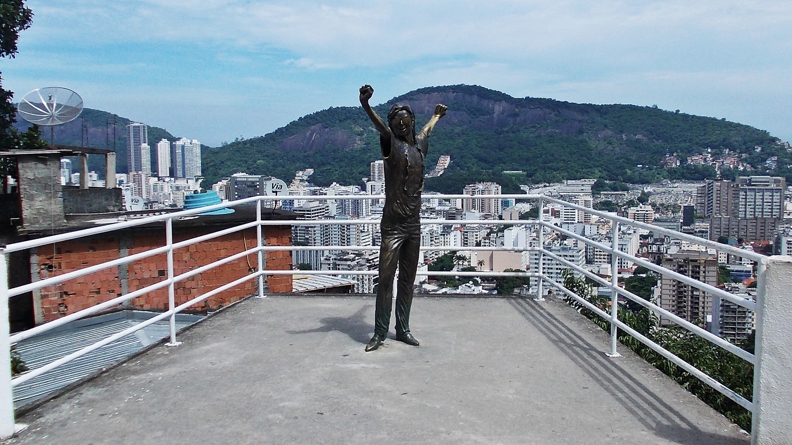 Escultura feita sobre uma ilustração do cartunista Ique