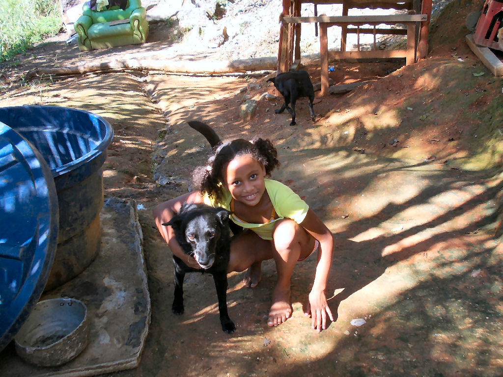 ... e seus diversos filhos e cãezinhos viralatas me ofereceram serena recepção.