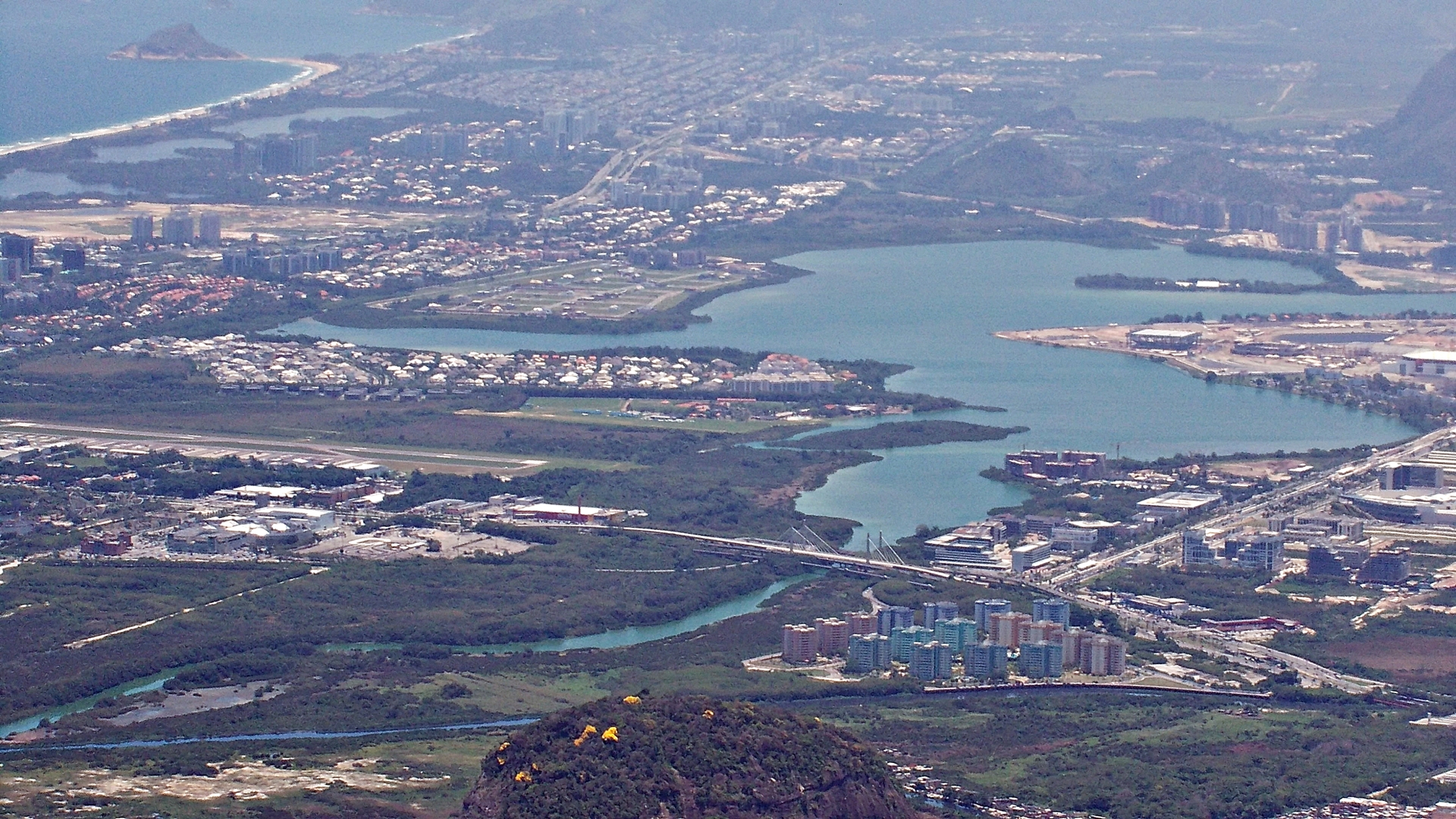 Lagoa de Jacarepaguá, ponte estaiada e Parque Olímpico em construção (à direita)