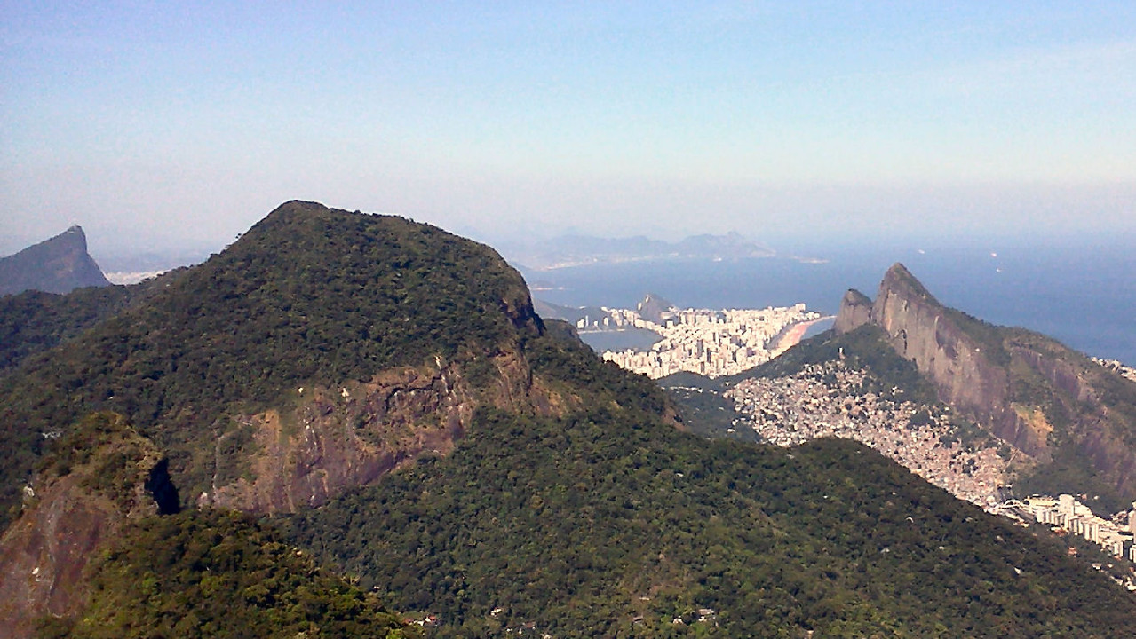 Morro do Cochrane e Ipanema ao fundo