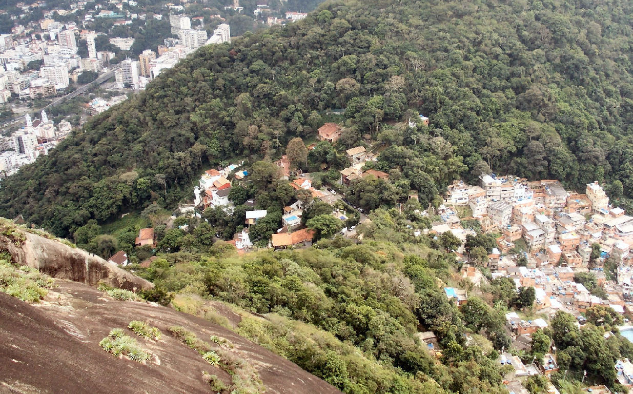 Casebres da comunidade e mansões da rua Vitória Régia quase se tocam sem se ver. Rio de contrastes.
