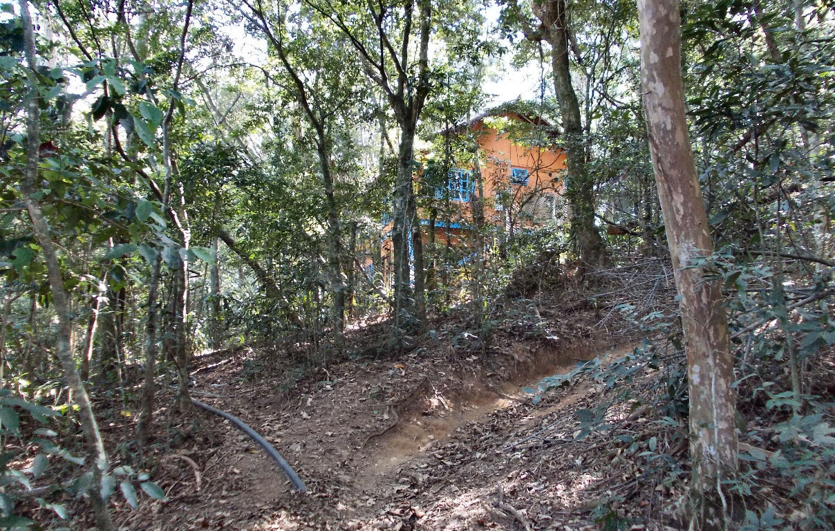 ... que dá acesso às casas e à trilha.